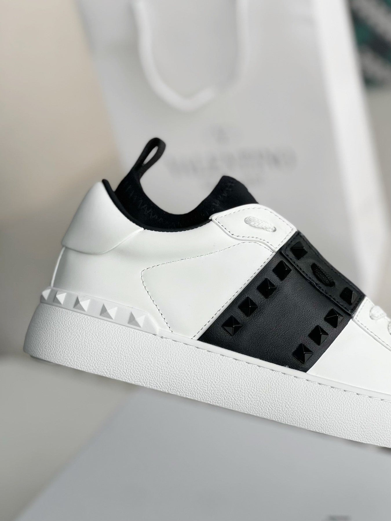 Katri | Valkoiset kengät raidoilla